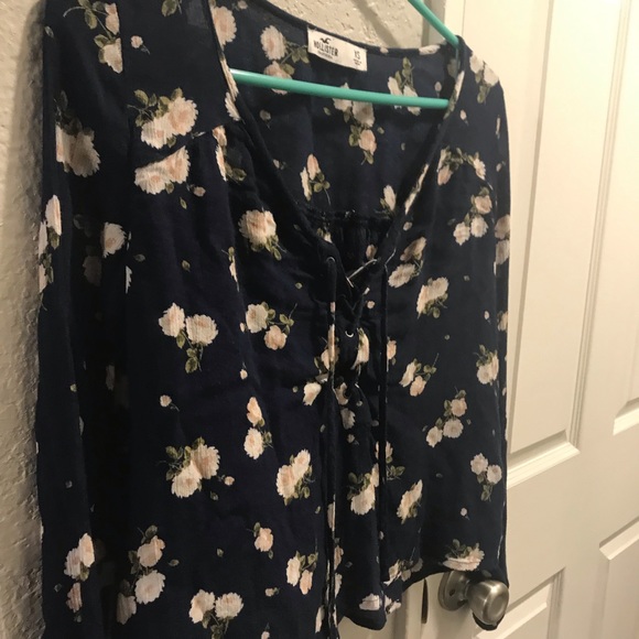 Cute top. Crinkly material.elastic around the wrists. - Picture 2 of 9